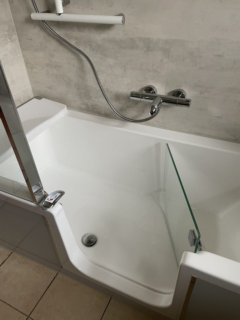Barrierefreundliche Badewanne