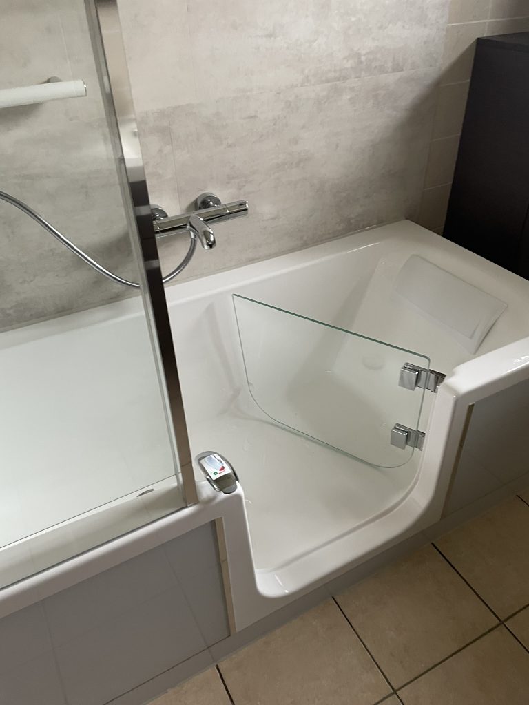 Barrierefreundliche Badewanne