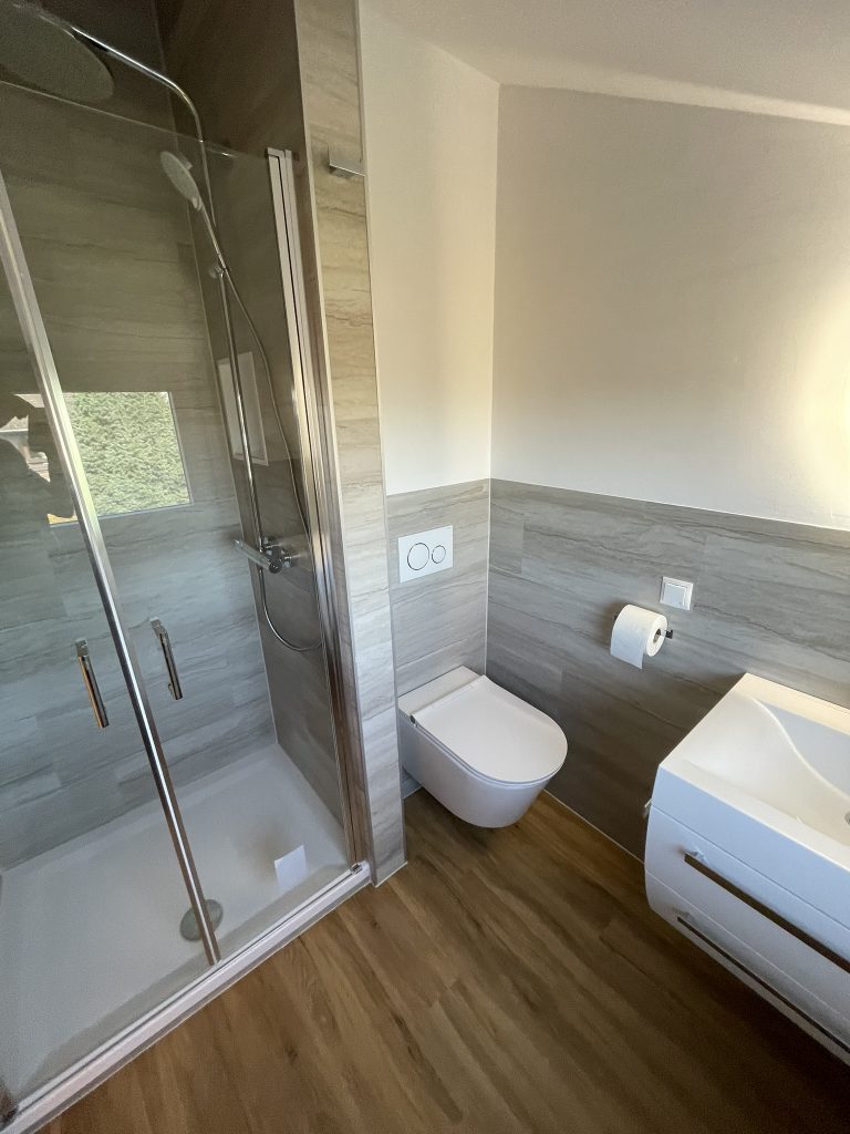 Badezimmer Grau/Holz