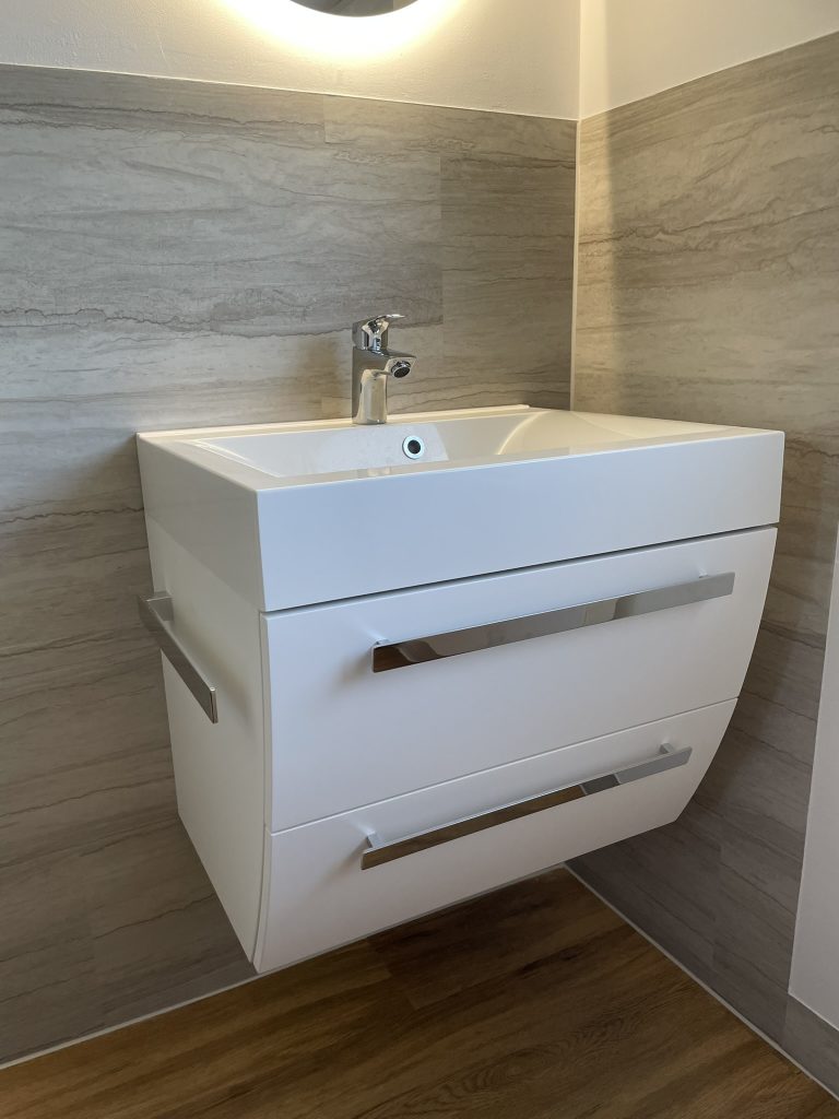 Badezimmer Grau/Holz
