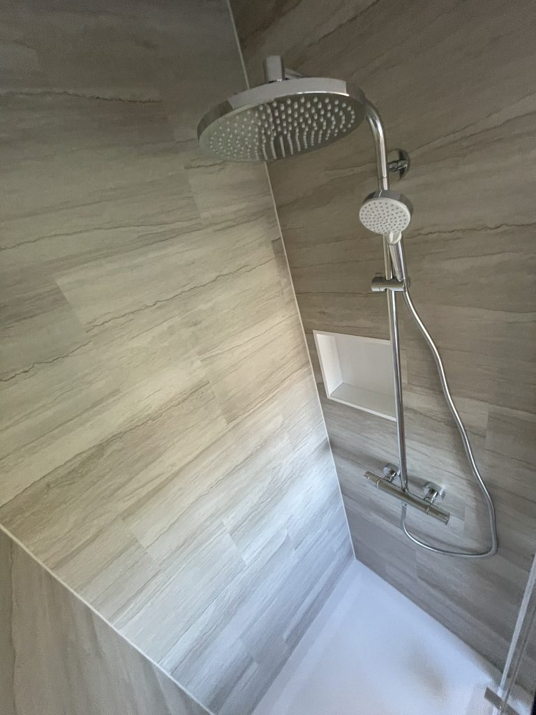 Badezimmer Grau/Holz