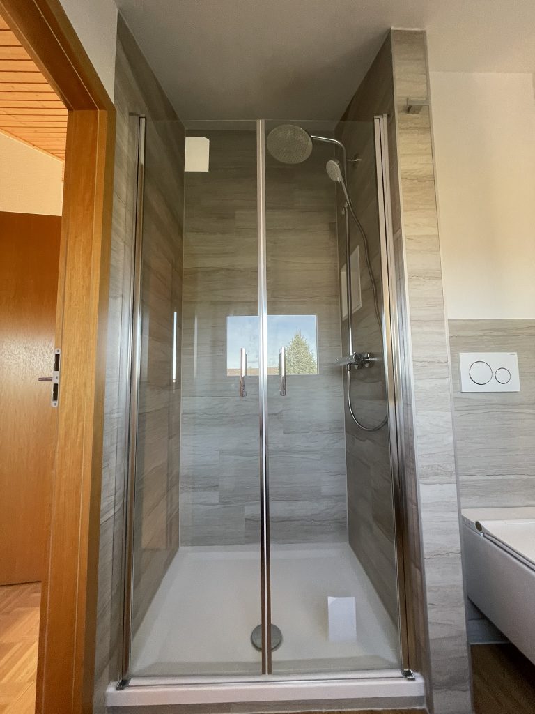 Badezimmer Grau/Holz