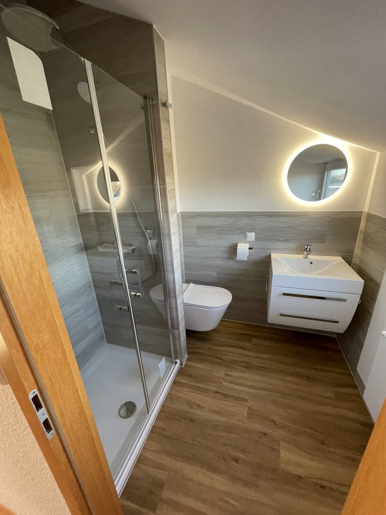 Badezimmer Grau/Holz