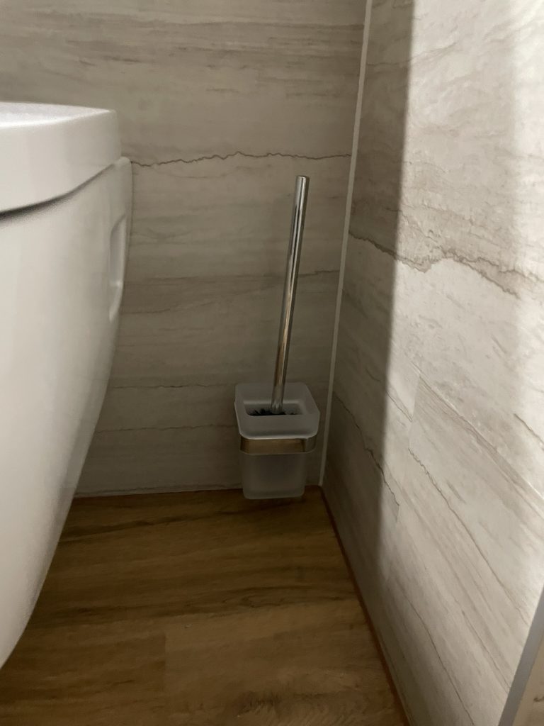 Gäste Bad grau holz Optik