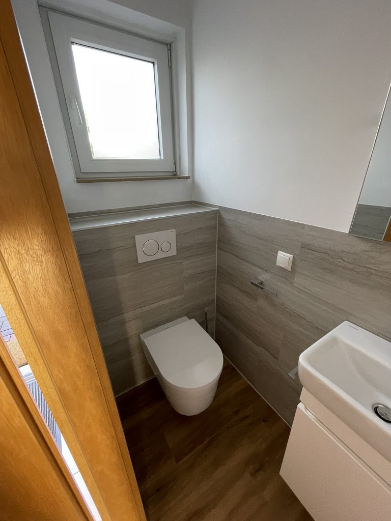 Gäste Bad grau holz Optik