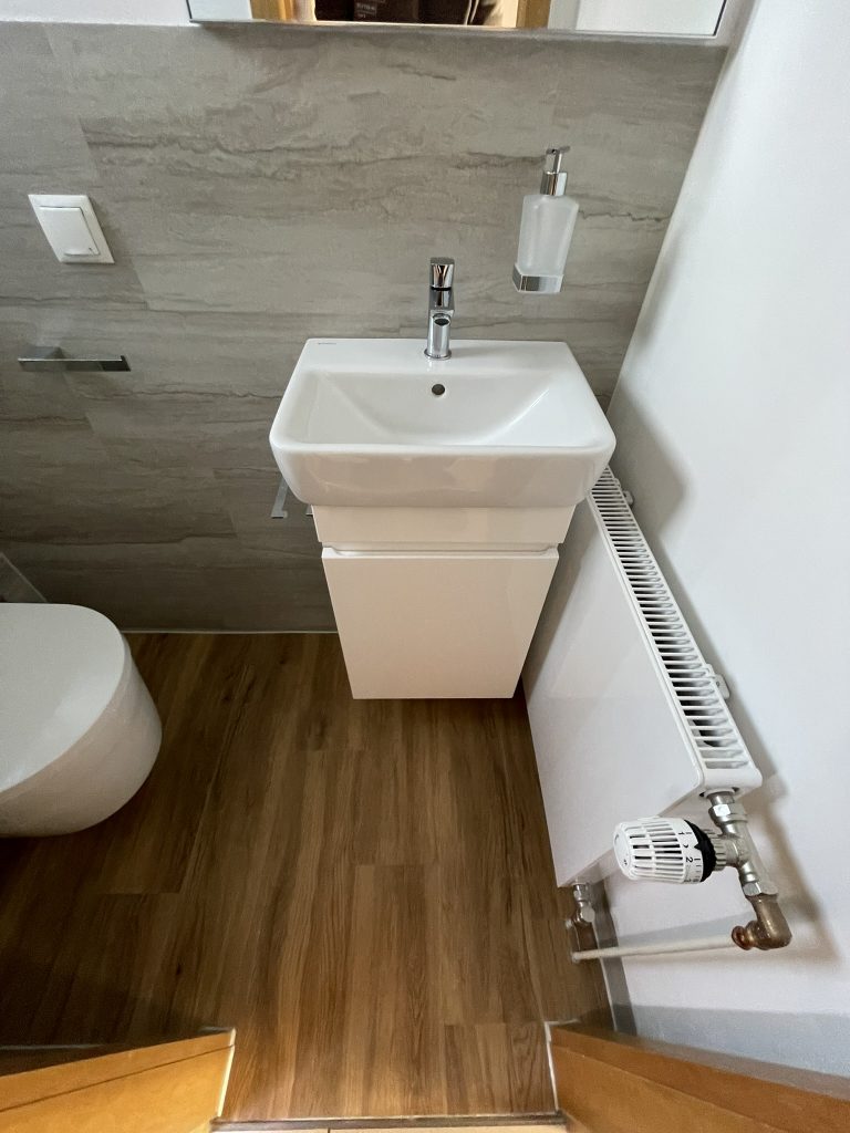 Gäste Bad grau holz Optik
