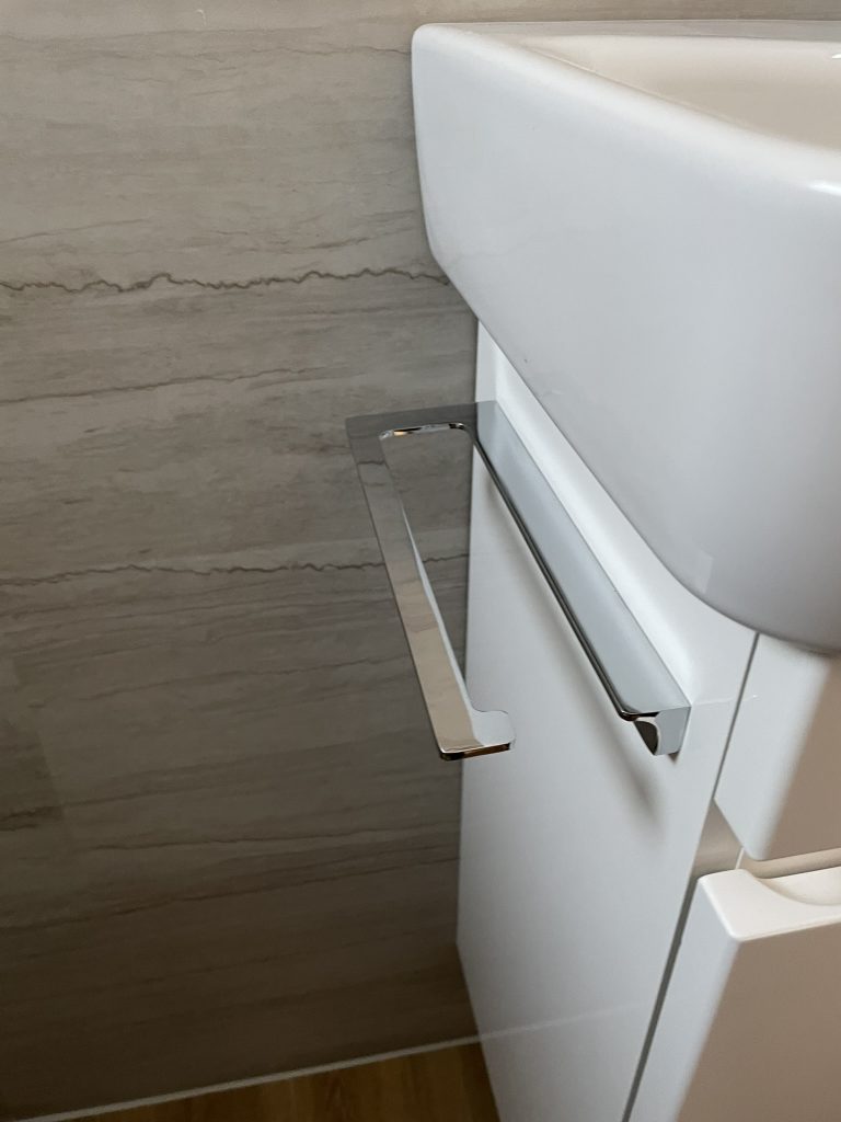 Gäste Bad grau holz Optik